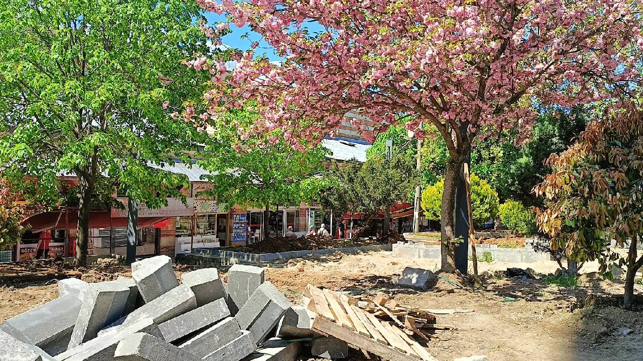 Edirne Eski Cami önünde peyzaj düzenlemesi başladı. Tarihi caminin çevresinde yürütülen çalışmalar tamamlandığında alan yeni bir görünüme kavuşacak.
